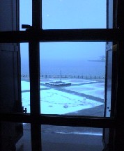 赤レンガ倉庫の窓から。どんどん雪が積もっていく。